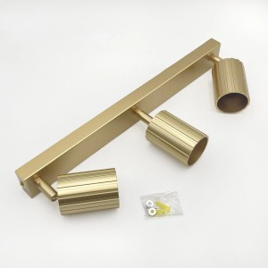 Goldene Lamkur Deckenleuchte Prisma mit drei geriffelten Spots, 45 cm breit.