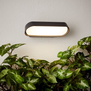 Moderne, schwarze LED-Außenwandleuchte Samira, 7x25x13 cm, spendet neutralweißes Licht.