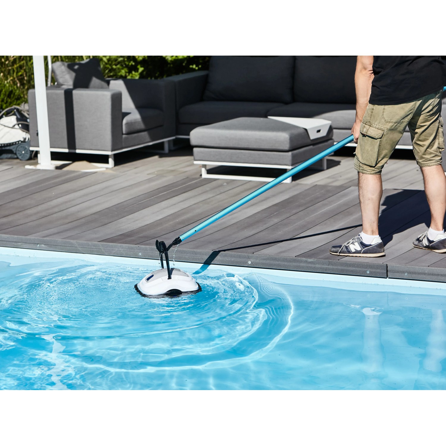 Akku-Poolroboter Orca 45 CL im Einsatz zur Poolreinigung. Wendig, kabellos und ideal für kleine Pools.