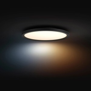 Schwarze, runde Philips Hue LED-Panelleuchte Aurelle White Ambiance (Ø 39,5 cm) an der Decke.