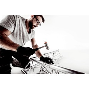 Mann arbeitet mit Halder Kombihammer Ferroplex (D 35 mm) an Metallkonstruktion.