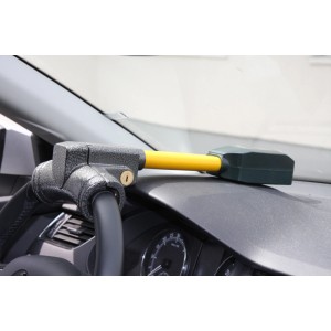 Basi Lenkradkralle mit Alarm KFZ 102 am Lenkrad eines Autos.