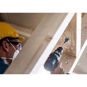 Bosch Expert Selfcut Flachfräsbohrer Ø 35 mm im Einsatz beim Bohren in Holz.