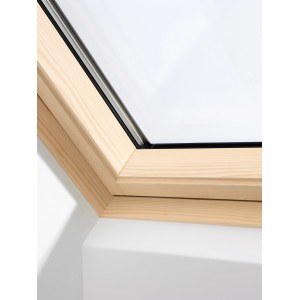 Detailaufnahme Velux Schwingfenster GGL SK06, klar lackiert, Holzrahmen.