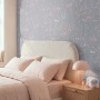 A.S. Creation Vliestapete Trend Spectrum mit zarten Blumen und Blätterranken in Grau, Rosa und Grün an einer Schlafzimmerwand.