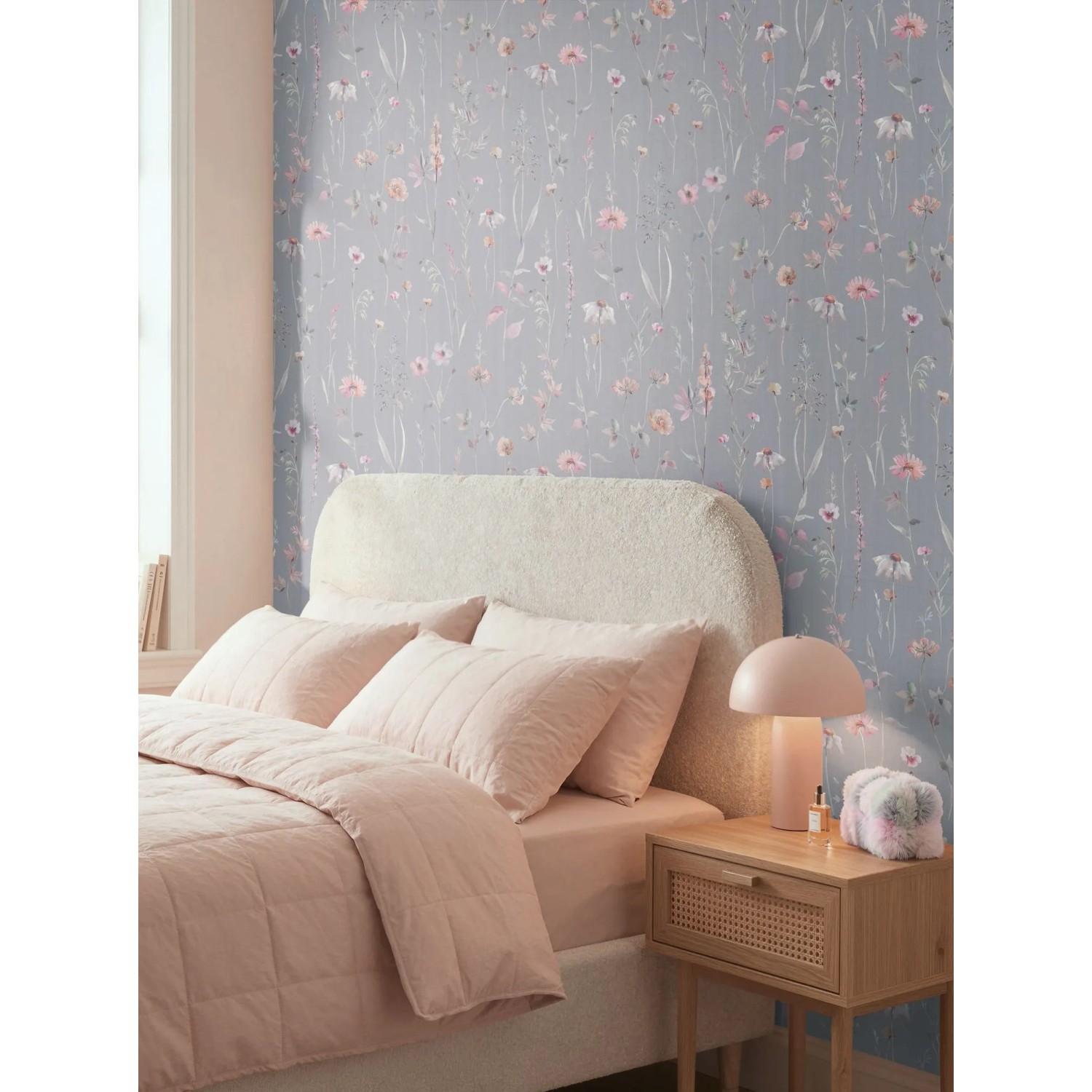 A.S. Creation Vliestapete Trend Spectrum mit zarten Blumen und Blätterranken in Grau, Rosa und Grün an einer Schlafzimmerwand.