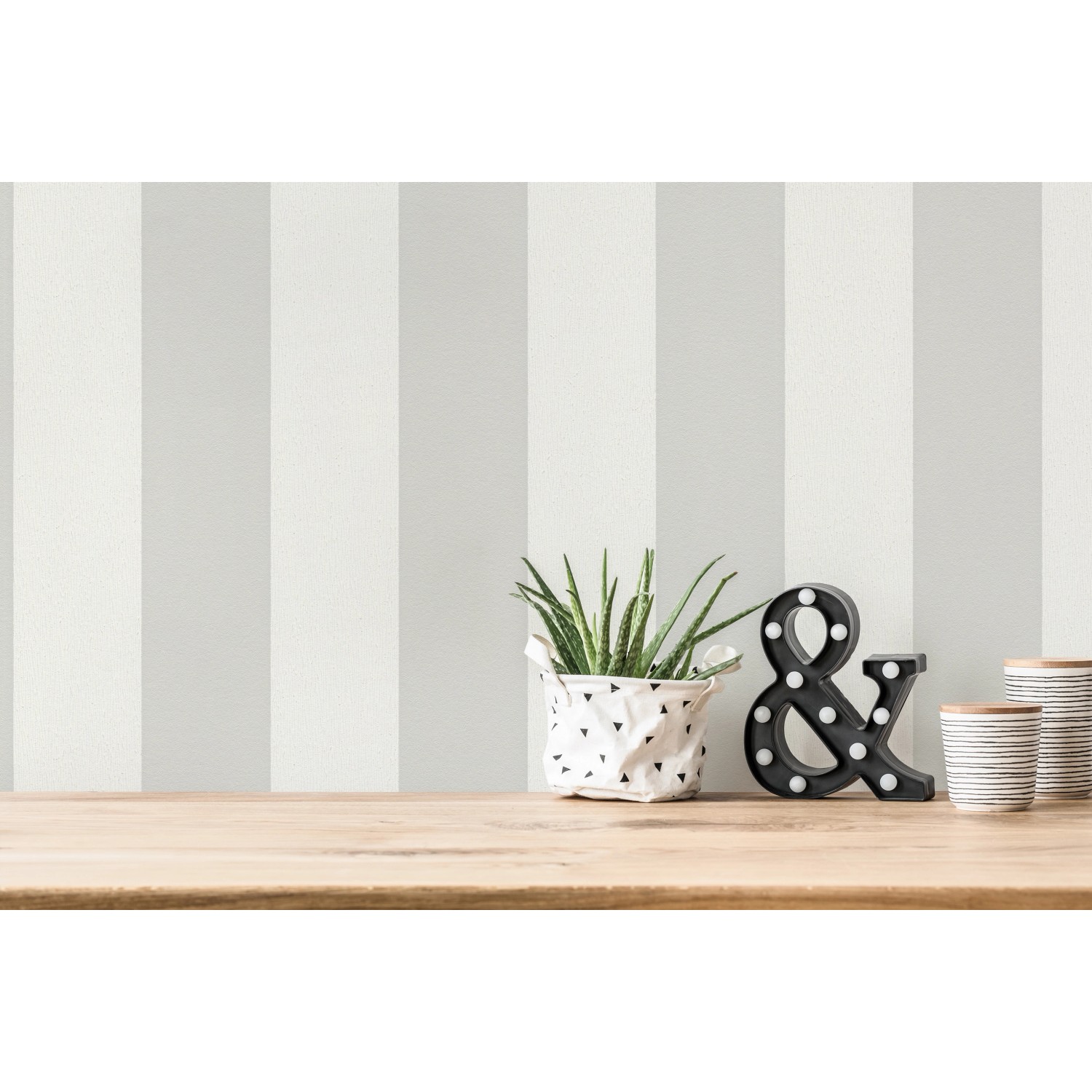 A.S. Création Vliestapete mit grau-weißen Blockstreifen im Dschungel Design.