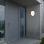 Weiße Brilo Akku Außenwandleuchte Pula mit Bewegungsmelder an Hauswand.