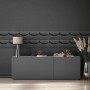 Moderne, schwarze Marburg Vliestapete mit grafischem Muster im Wohnraum.