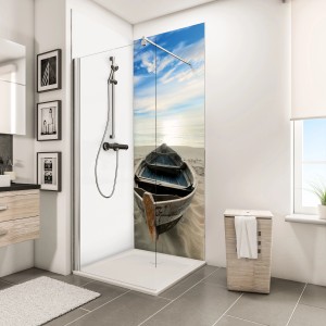 Schulte Duschrückwand mit Ruderboot-Motiv am Strand in moderner Badszene.