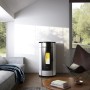 Freepoint Pelletofen Globe, Stahl weiß, 10,5 kW, mit Automatik in modernem Wohnraum.