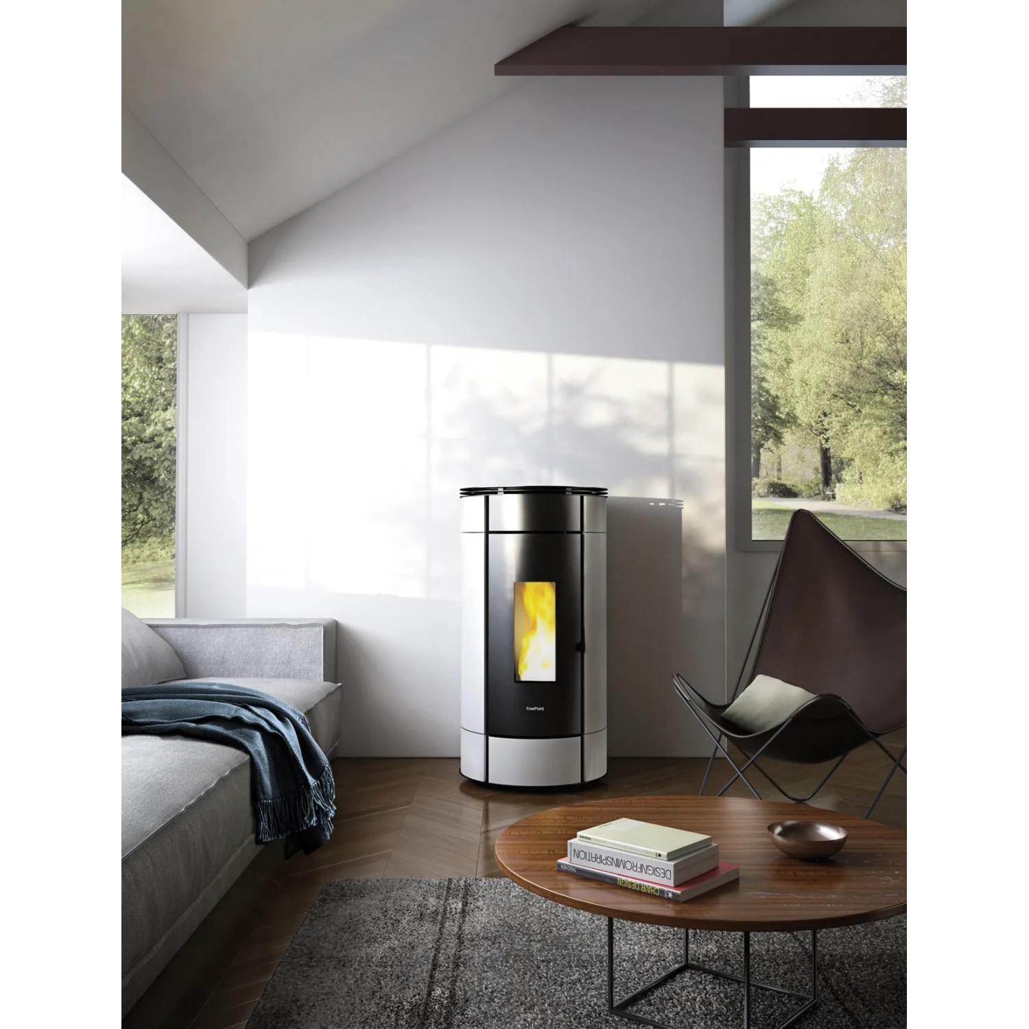 Freepoint Pelletofen Globe, Stahl weiß, 10,5 kW, mit Automatik in modernem Wohnraum.
