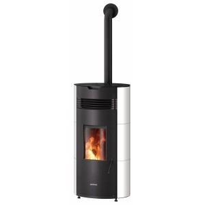 Justus Pelletofen Norta, Stahl seidenweiß, 8 kW. Pelletofen mit Flamme im Brennraum.