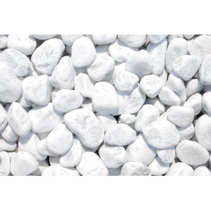 Nahaufnahme von weißen Marmor Zierkieseln (40-60mm) im Big-Bag für Garten und Landschaft.