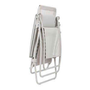 Zusammengeklappter Relaxsessel R CLIP Batyline Seigle in Beige. Sonnenliege mit Stahlgestell und Textilbezug.