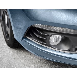 Eufab Stoßstangenspoiler-Set (6-tlg.) in Carbonoptik am Auto montiert.