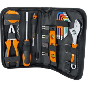 OBI Werkzeug-Set für Adventskalender: Diverse Handwerkzeuge wie Zange, Schraubendreher, Inbusschlüssel in schwarzer Tasche.