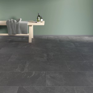 Verlegtes, mattes, schwarzes Feinsteinzeug "Mare" im Format 30,2x60,4 cm im Badezimmer.