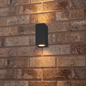 Anthrazitfarbene, eckige LED Außenwandleuchte, 2-flammig, strahlt Licht nach oben und unten.