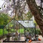 Halls Gewächshaus Garden Room, 12,9 m², grüne Aluminiumstruktur mit Sicherheitsglas, inklusive Dekoration.