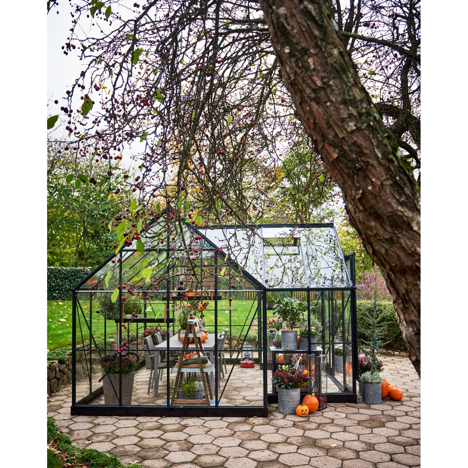 Halls Gewächshaus Garden Room, 12,9 m², grüne Aluminiumstruktur mit Sicherheitsglas, inklusive Dekoration.