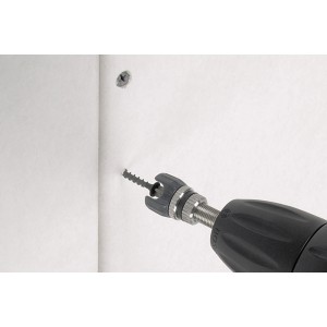 Wolfcraft Schraubvorsatz für Innenausbau im Einsatz an einer Wand.