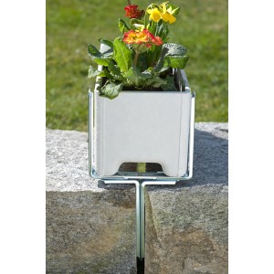 Alba Blumenkastenhalter H-Form für Mauern mit bepflanztem Blumenkasten.