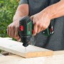 Bosch Advanced Drill 18V-80 Akku-Bohrschrauber beim Schrauben in Holz.