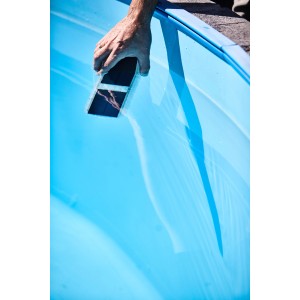 Heissner LED-Solar-Pool-Licht (30x10cm) wird in Pool eingesetzt.