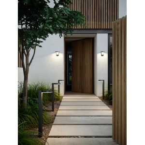 Nordlux Rica Square Solar-LED-Wandleuchte, schwarz, an Hauswand und als Wegeleuchte im Garten.