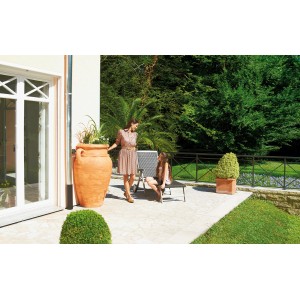Garantia Regenwasser-Amphore Antik 250 l Terrakotta mit Pflanzschale im Garten.