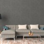 Graue, leicht strukturierte Vliestapete Uni Matt FSC® an Wohnzimmerwand hinter Couch.
