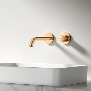 Moderne Emke Waschtischarmatur in Roségold zur Wandmontage über weißem Waschbecken. Eleganter Wasserhahn mit Einhebelmischer.