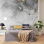 Komar Vlies Fototapete Ink Gold Fluid (300x280 cm) im Schlafzimmer mit abstraktem Marmor-Design in Grau und Gold.