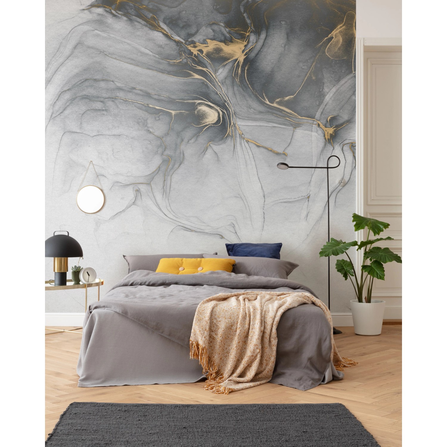 Komar Vlies Fototapete Ink Gold Fluid (300x280 cm) im Schlafzimmer mit abstraktem Marmor-Design in Grau und Gold.