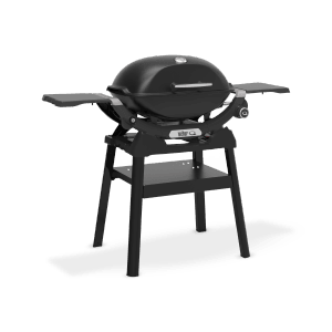 Schwarzer Weber Gasgrill Q2200N mit Stand, Aluguss, Deckelthermometer und Seitentischen.