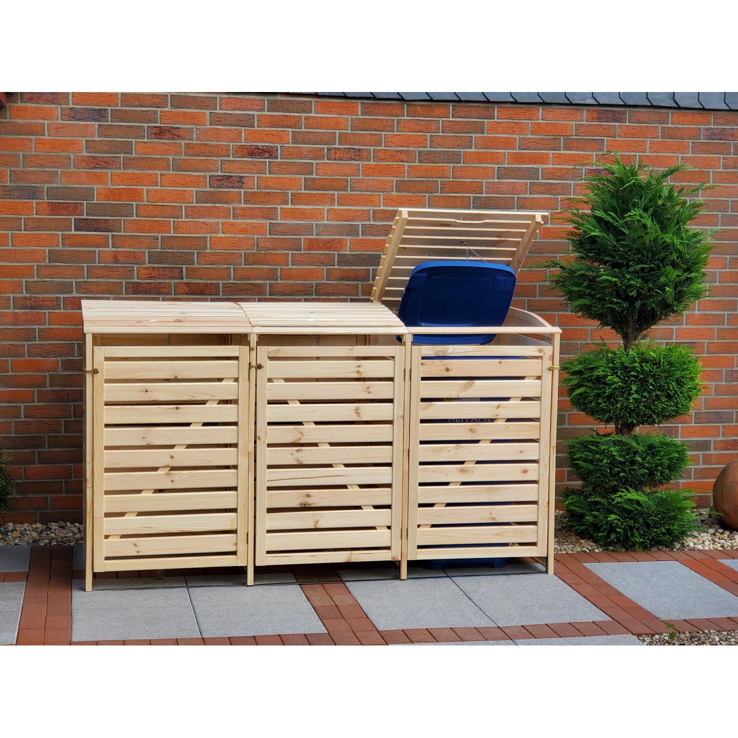 Mülltonnenbox Vario III für 3 Tonnen, aus Kiefernholz in Natur, mit geöffnetem Deckel.