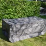 Graue Perel Schutzhülle für Gartentisch bis 180 cm, im Garten auf Rasen.