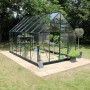 Grünes Halls Gewächshaus Universal 128 mit Sicherheitsglas im Garten.