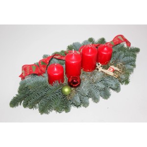 Adventsgesteck mit 4 roten Kerzen, Tannengrün, Schleife und Deko für weihnachtliche Stimmung.