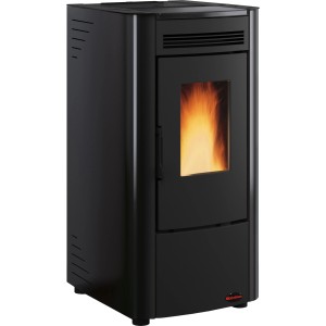 Schwarzer Firefix Pelletofen Ketty 6,3 kW aus Stahl mit Flamme im Sichtfenster.