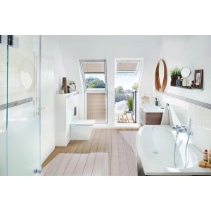 Helles Badezimmer mit Velux Dachbalkon-Türelement, das auf einen kleinen Balkon führt.