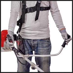 Einhell GC-BC 25/1 I AS Benzin-Sense mit Tragegurt in Nutzung.