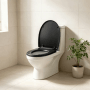 Sinobath O-Form WC-Sitz schwarz aus lackiertem MDF mit Absenkautomatik auf weißer Toilette im Bad.