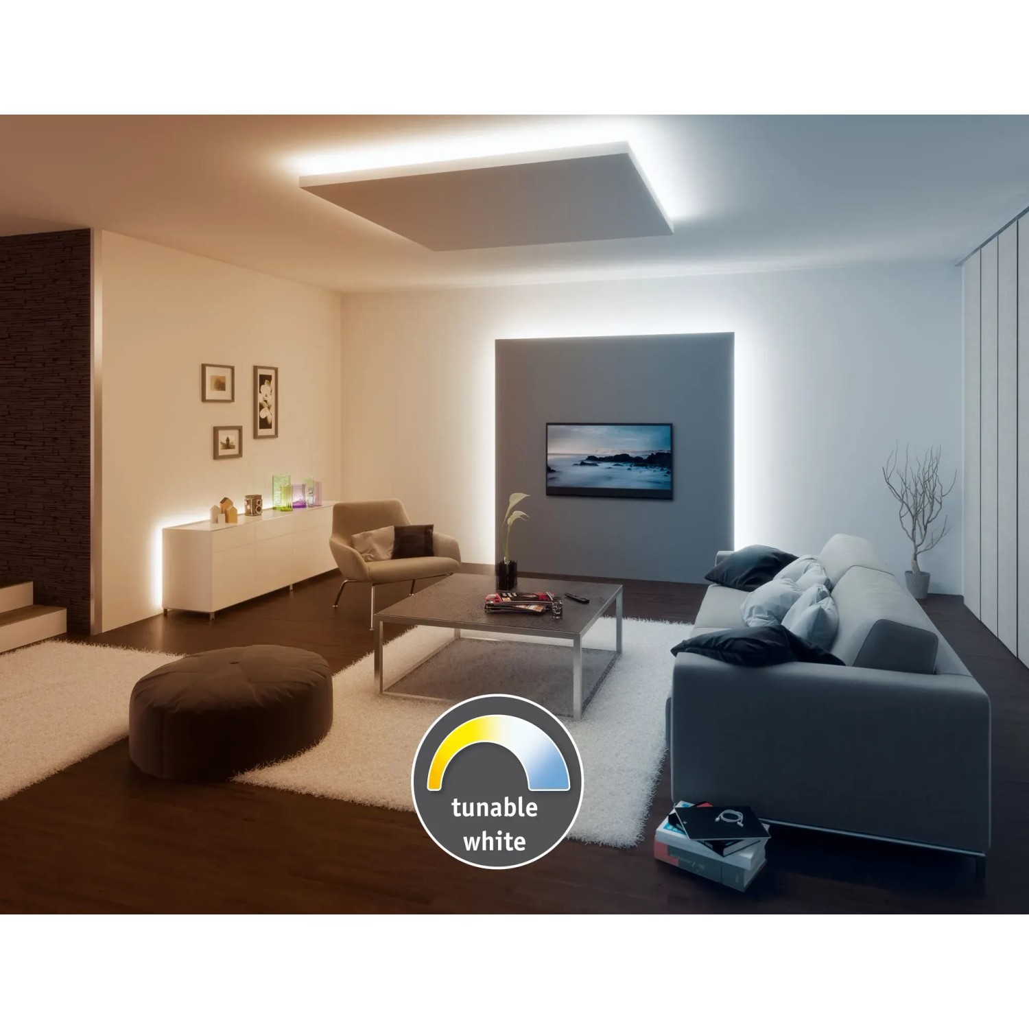 Wohnzimmer mit Paulmann MaxLED 500 LED Strip Tunable White, der an Decke, Wand und Möbeln angebracht ist.