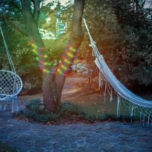 Brilo Solar-LED Strip mit RGB Multicolor Licht am Baum, für stimmungsvolle Gartenbeleuchtung.