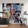 Komar Fototapete Vlies Artwork 300x280cm im Used-Look mit bunten Postern an der Wand.