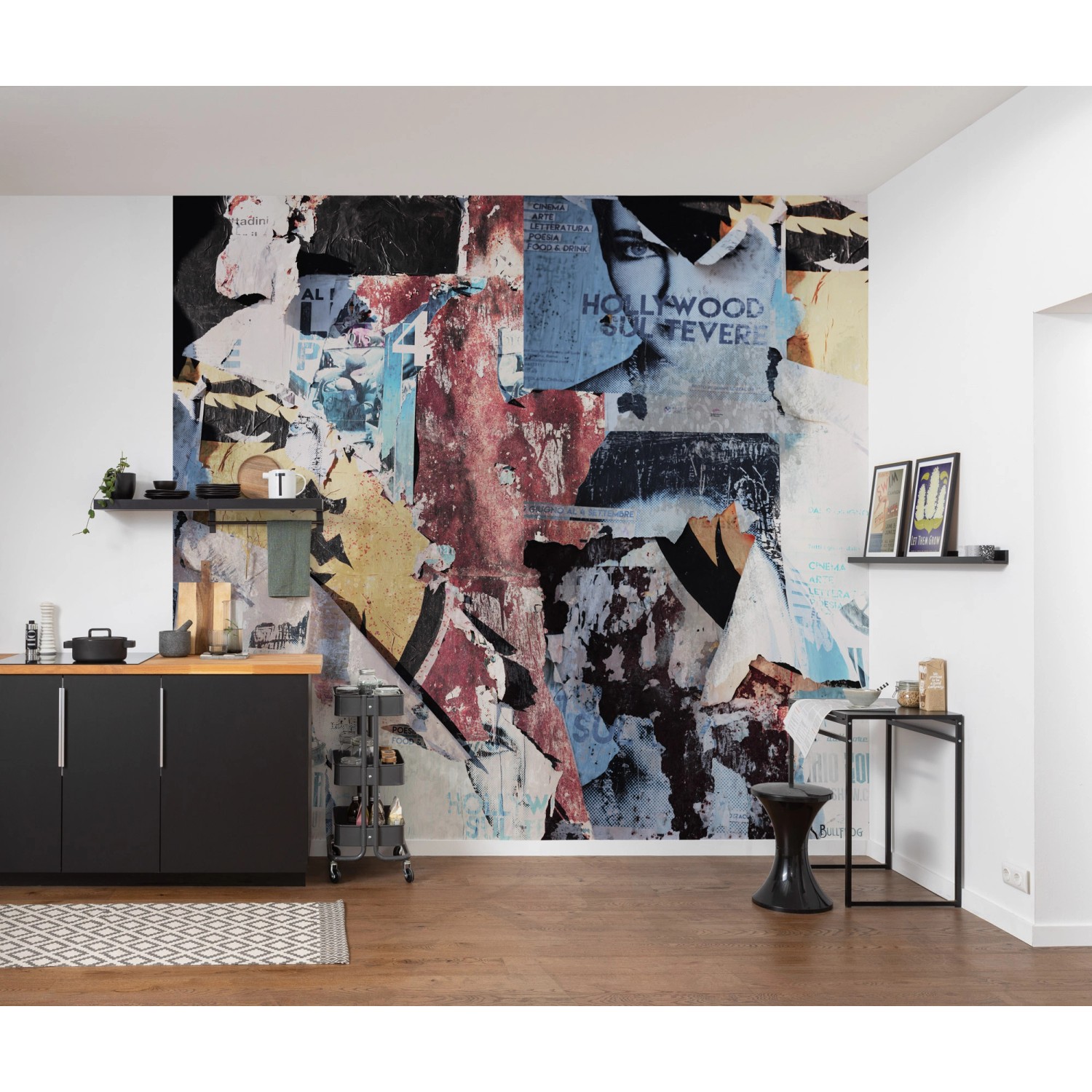 Komar Fototapete Vlies Artwork 300x280cm im Used-Look mit bunten Postern an der Wand.