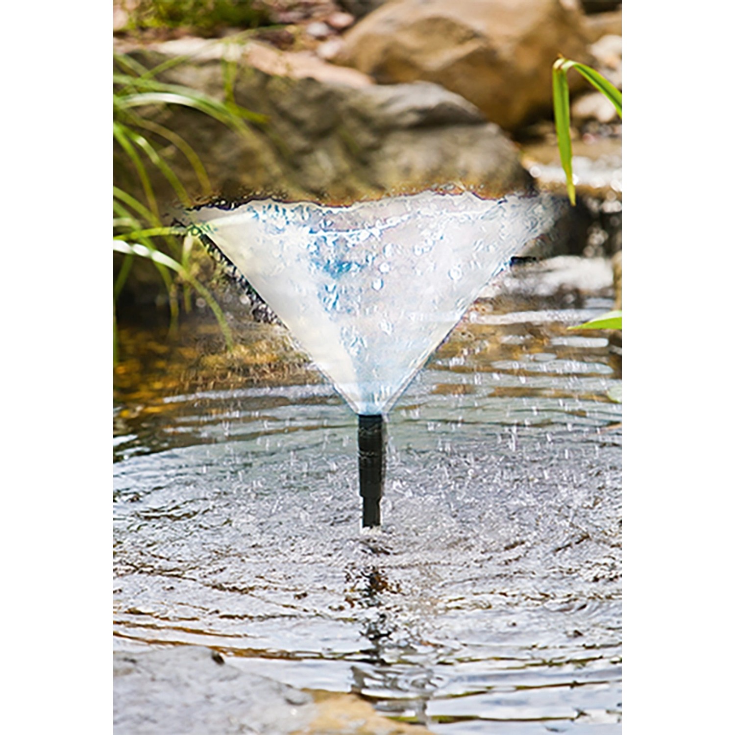 Heissner Aqua Jet Eco 1500 Teichpumpen-Set mit Wasserspiel im Gartenteich.