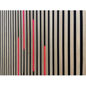 FN Acustico LED-Streifen RGB, 0,5 m, rot leuchtend zwischen Akustikpaneelen.